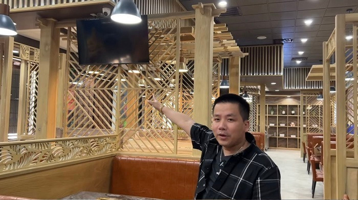 Xung quanh các khu vực được Khoa Pug lắp đặt một chiếc tivi khá lớn. Theo anh chàng cho hay trên mỗi chiếc tivi đó sẽ chiếu các tập Khoa Pug đi review cho mọi người cùng theo dõi.