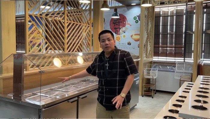 Khoa Pug chia sẻ trong clip: “Mình tâm sự cho các bạn biết luôn, cái nhà hàng này mình làm lâu rồi tốn cả triệu đô luôn, hơn 23 tỷ đồng rồi. Nhìn hoành tráng thế thôi chứ mình bán rất rẻ chỉ bằng giá các bạn đi ăn tô phở bên này thôi. Như vậy thì đâu có lãi đâu. Người ta muốn mình làm thất bại nhưng thực sự cái nhà hàng này mình mở ra để các bạn tới giao lưu với mình thôi...