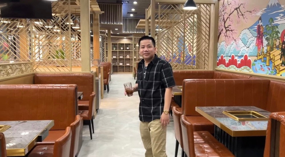 Cũng trong video này, Khoa Pug khẳng định hiện tại chân anh đã có thể đi lại bình thường. Sau khi nhà hàng đi vào hoạt động ổn định anh sẽ tháo nẹp chân ra.