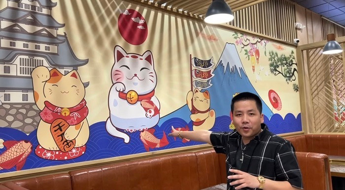 Chứ mình nói các bạn biết người ta đầu tư cái gì không bao giờ đầu tư vào một rổ. Ví dụ như mình có 10 quả trứng thì mình chỉ bỏ vào cái nhà hàng này 1 quả thôi. Vì thế cái nhà hàng này có thành công hay không đối với mình nó không thành vấn đề gì. Chứ nếu không mình đã phải đẩy nhanh tiến độ để kiếm lời rồi.” Nam Youtuber cho biết thêm.