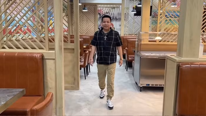 Ngoài ra, nhà hàng cũng được trang trí nhiều bức tranh cỡ lớn theo phong cách Nhật Bản được Khoa Pug đặt trực tiếp ở Việt Nam gửi ship sang.