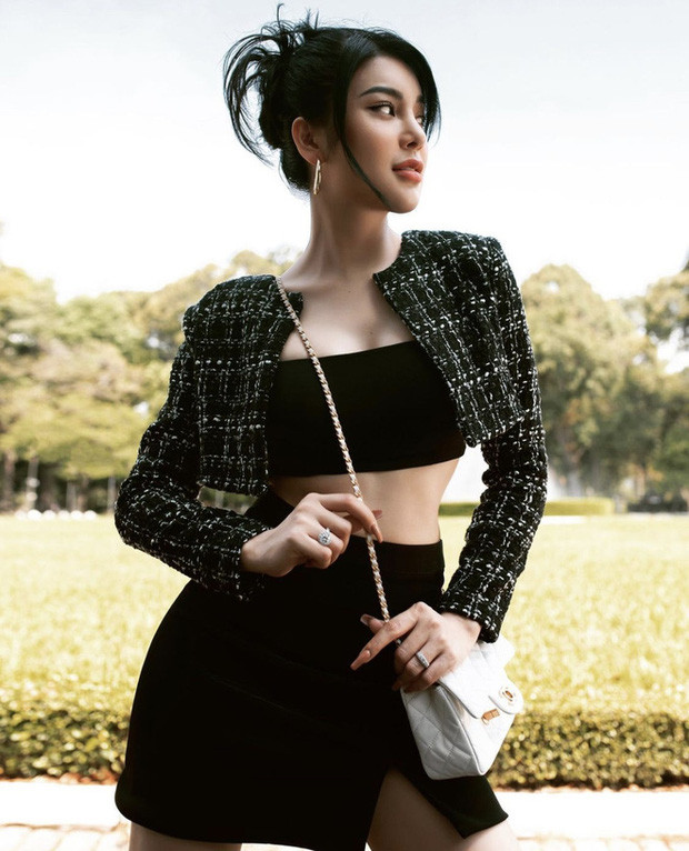 Màu xe mới này, do tôi yêu cầu thay đổi. Thứ 2, người yêu tôi là một doanh nhân, kinh doanh bất động sản, kinh doanh giải trí kiêm luôn nhạc sĩ, không liên quan tới người mà mọi người nhắc tới". Gái xinh miền Tây viết.