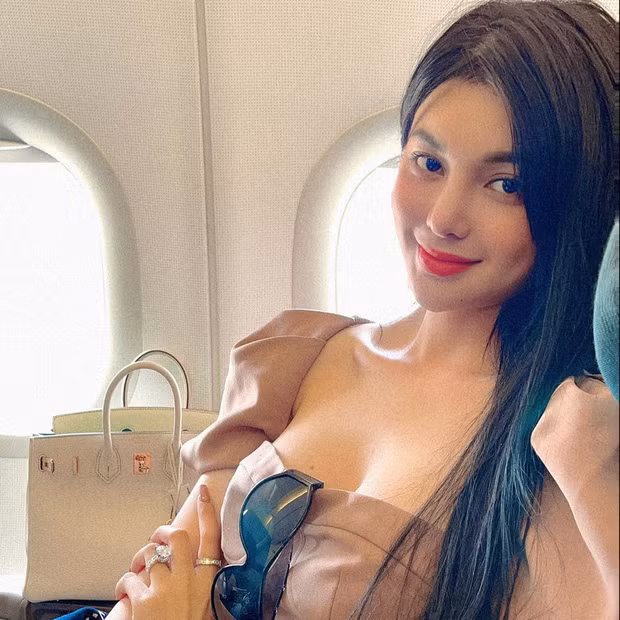 Lily Chen viết: "Việc đầu tiên tôi nghĩ tới sau drama chính là đi dán lại chiếc xe, đổi sang màu khác. Thực chất, tôi chỉ muốn kết thúc chuyện không hay này và đổi màu cho hợp phong thuỷ. Vẫn Mr Xuân Hoàn là người thực hiện cho tôi...