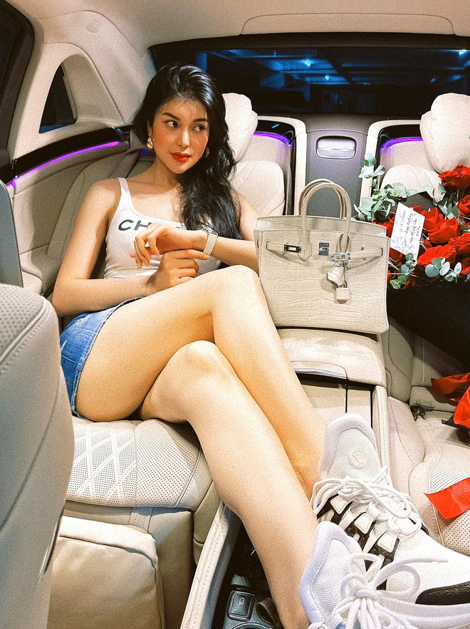 Ngoài việc từng sở hữu chiếc Maybach màu hồng - đen y hệt Ngọc Trinh (nay đã đổi thành màu vàng đồng - đen), cô nàng còn vướng nghi vấn chung bồ với "nữ hoàng nội y" vào hồi tháng 6 vừa qua.