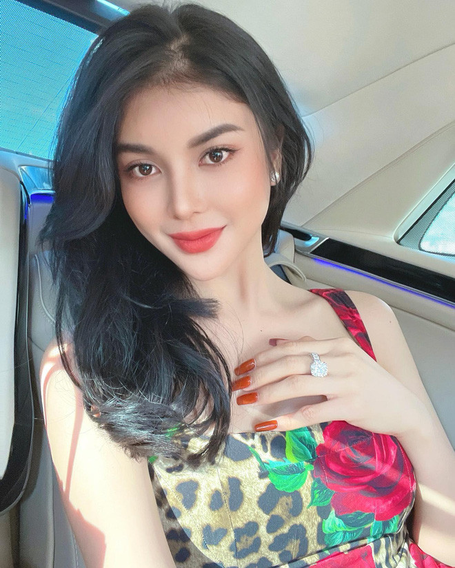 Lily Chen (Trần Như Ngọc, SN 1995) là một trong những gái xinh chịu chơi, chịu chi có tiếng trên MXH.