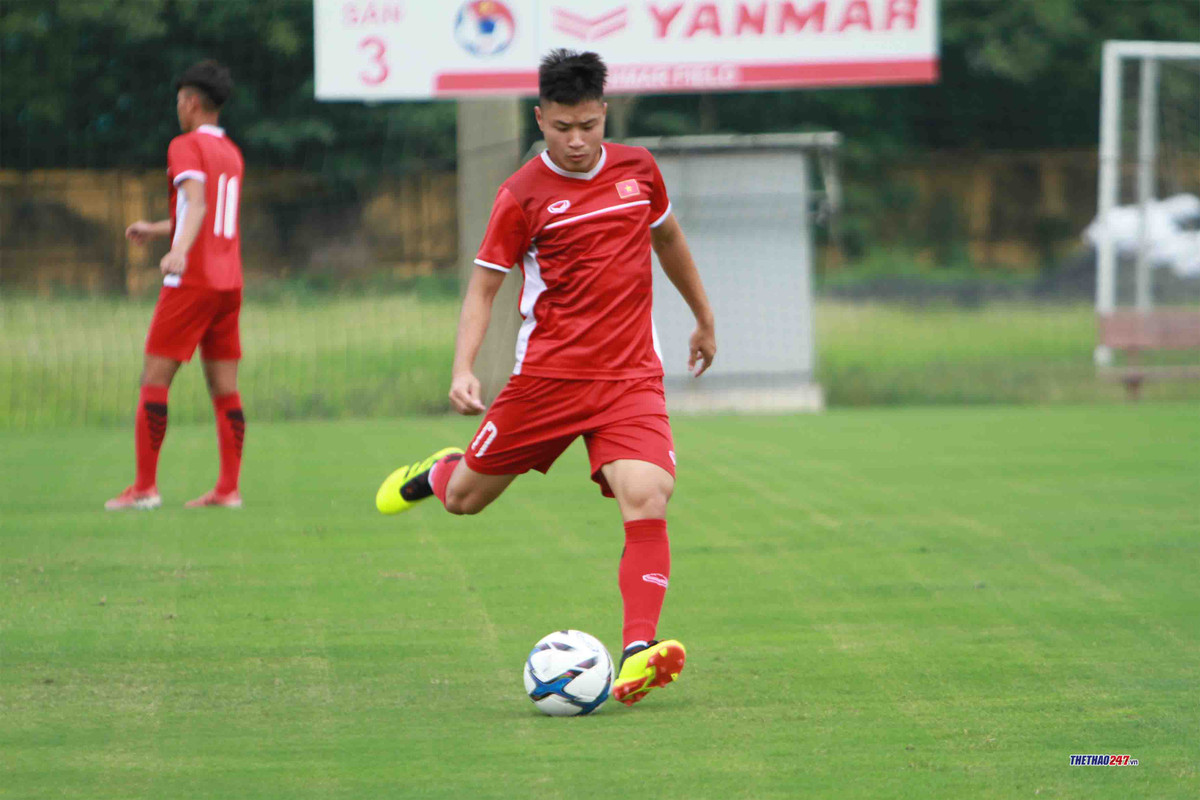 Tốc độ, thể hình của Đặng Văn Tới đã giúp anh có được tấm băng đội trưởng của U22 Việt Nam thời gian vừa qua.