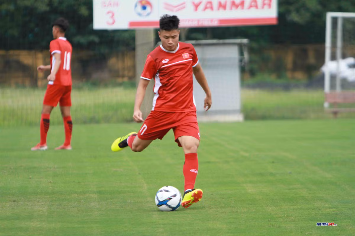 Tốc độ, thể hình của Đặng Văn Tới đã giúp anh có được tấm băng đội trưởng của U22 Việt Nam thời gian vừa qua.