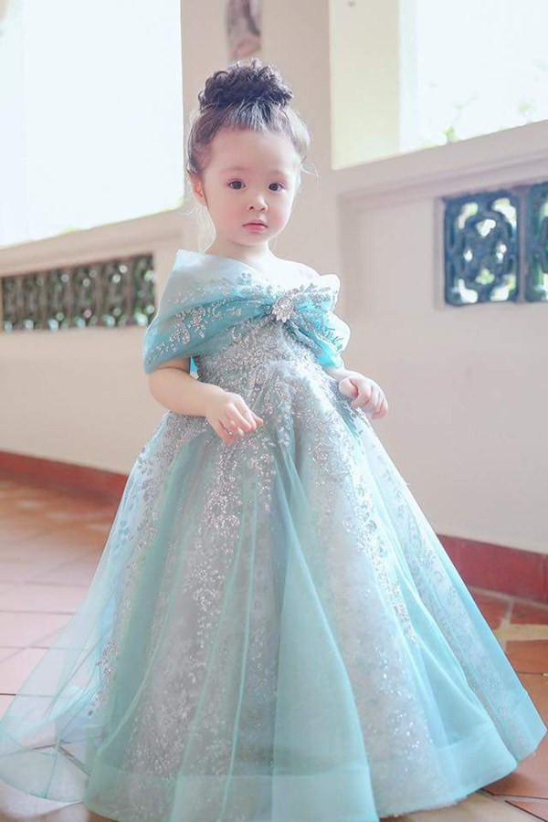 Dù cho ảnh được cắt từ clip, không chụp một cách chuyên nghiệp nhưng những đường nét xinh xắn trên gương mặt Cadie là điều không thể phủ nhận.