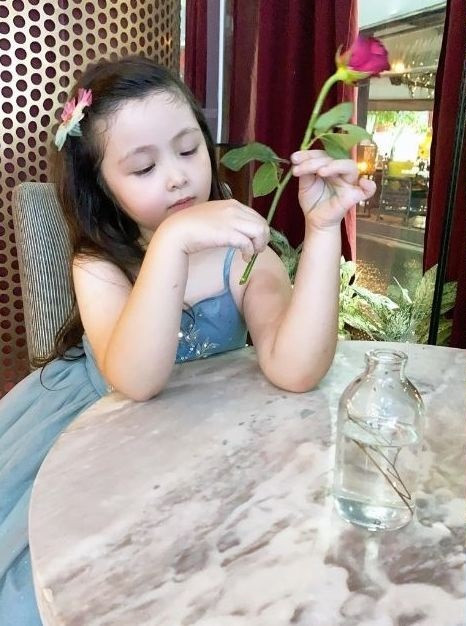 Chưa dừng lại ở đó, Cadie còn lọt top 3 em bé được bình chọn nhiều nhất năm dù Elly Trần gửi ảnh dự thi của con khá trễ.