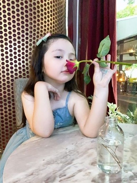 Fanpage riêng mà Elly Trần lập cho hai con cũng đã có gần 1 triệu lượt theo dõi.