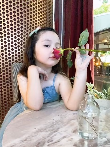 Fanpage riêng mà Elly Trần lập cho hai con cũng đã có gần 1 triệu lượt theo dõi.