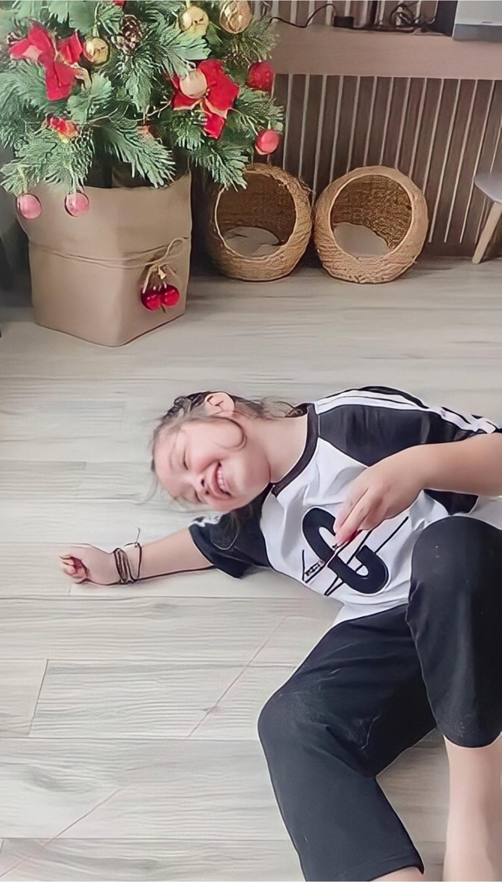 Trong đoạn video ngắn mà Elly Trần đăng tải, cô con gái Cadie Mộc Trà đã xuất hiện và khiến cư dân mạng vô cùng bất ngờ bởi càng lớn cô bé càng xinh đẹp giống mẹ.