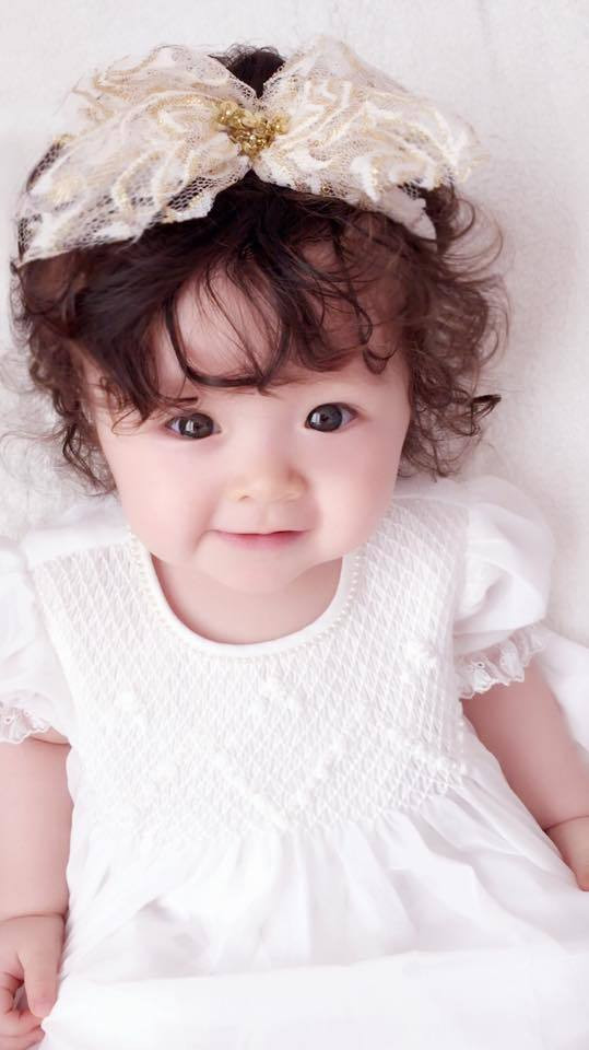 Những đường nét trên gương mặt con gái Elly Trần sắc nét hẳn ra và thậm chí còn được nhiều người dự đoán sẽ trở thành nàng Hậu trong tương lai.