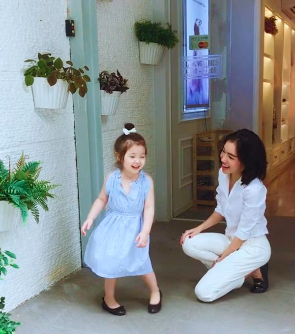 Sau khi con lớn, Elly Trần gần như ít khi cập nhật hình ảnh về con. Đoạn video cũng như những hình ảnh kể trên là một trong số những lần hiếm hoi mà nàng hot girl 8X "khoe" con dạo gần đây.