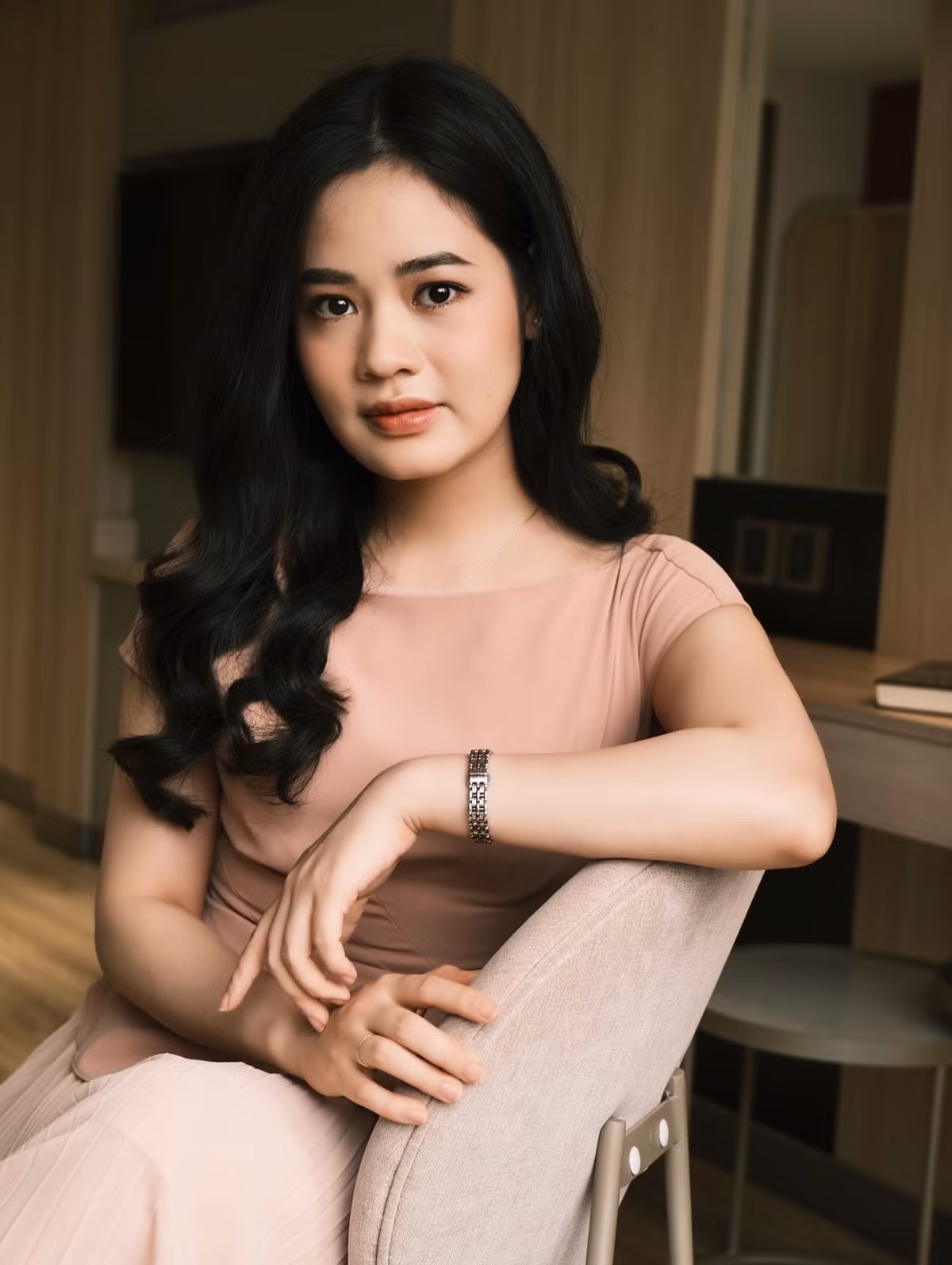 Tuệ Lâm sở hữu gương mặt xinh đẹp, phong cách thời trang nhẹ nhàng, nữ tính nhưng vẫn mang đậm nét tri thức, quyền lực. Cũng bởi vậy mà nhiều người ưu ái gọi cô nàng với biệt “nàng thơ giới đầu tư”.