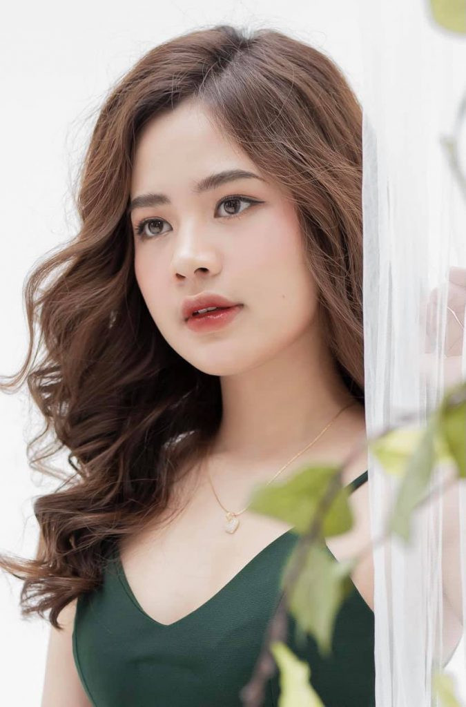 Không chỉ gây ấn tượng bởi profile “đỉnh của chóp” dù còn trẻ tuổi, nhan sắc của Shark Tuệ Lâm cũng khiến nhiều người phải xuýt xoa khen ngợi.