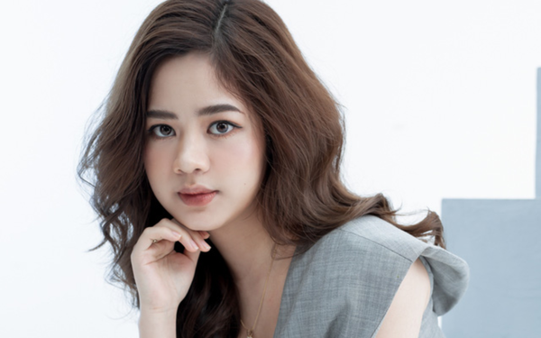 Theo đó, cô gái sinh năm 1994 này hiện đang là Giám đốc quỹ đầu tư Nextrans Việt Nam và là “hot speaker” trong các diễn đàn dành cho giới khởi nghiệp.