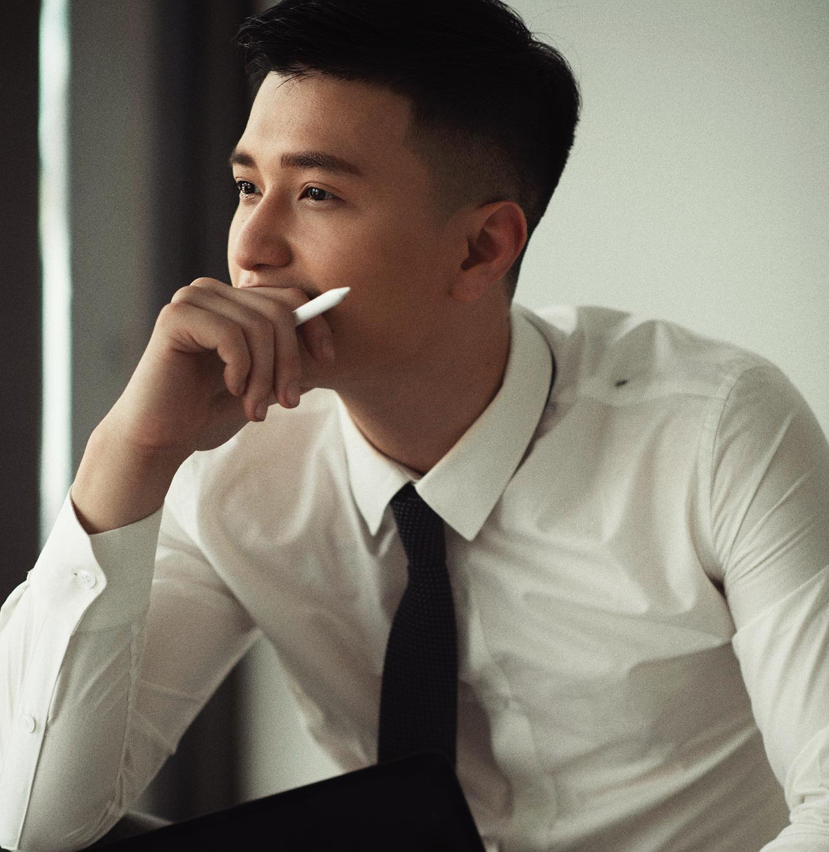 Sau đó, không chỉ Huỳnh Anh mà ngay người yêu của anh chàng là nữ MC Bạch Lan Phương cũng có bài trần tình "dài cả cây số" gây chú ý trên mạng xã hội.