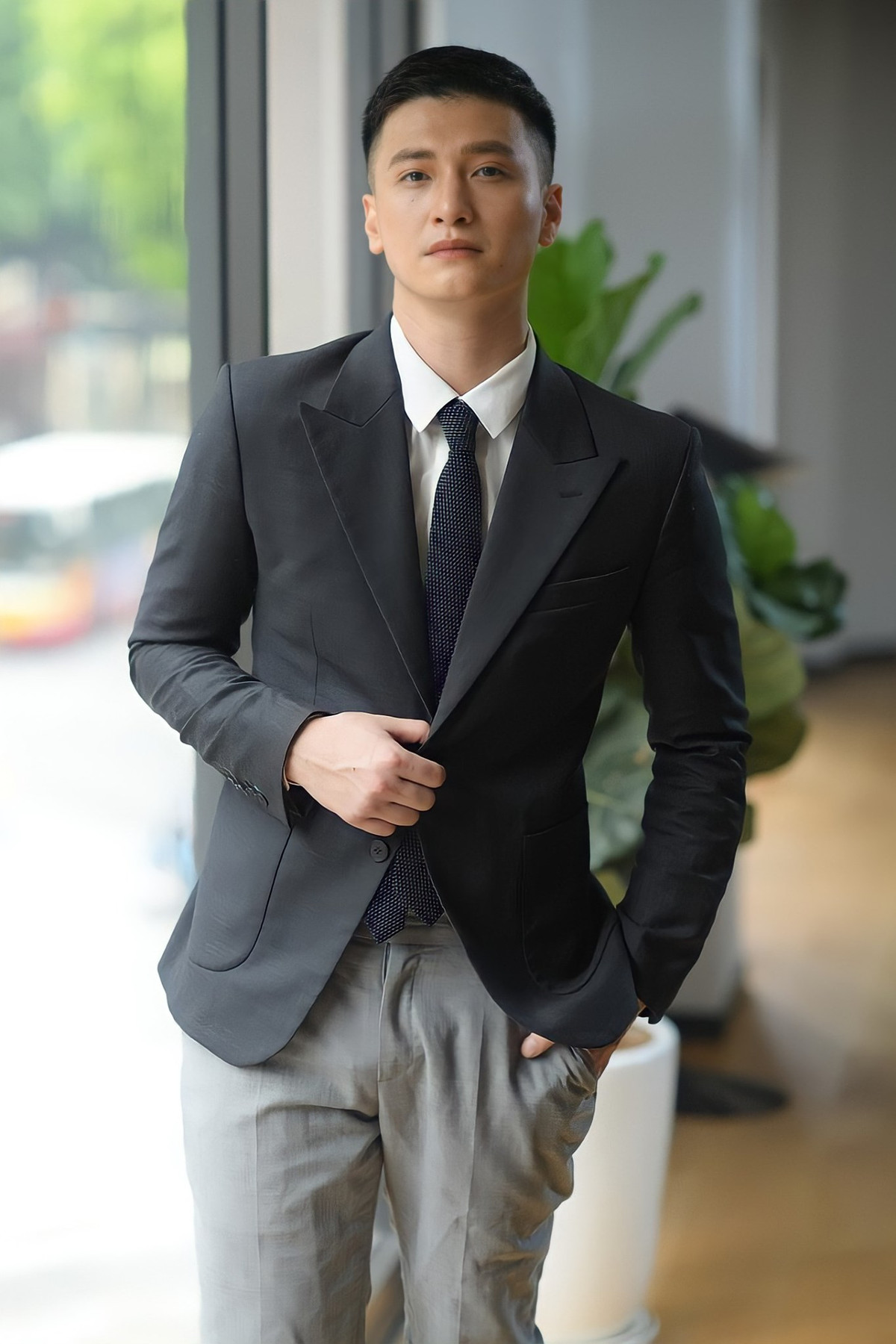 Hiện nay, chưa có quy định rõ ràng về việc gác chân lên ghế. Tuy nhiên, hành động này từng bị lên án nhiều lần trên mạng xã hội bởi nó làm ảnh hưởng đến những người xung quanh.