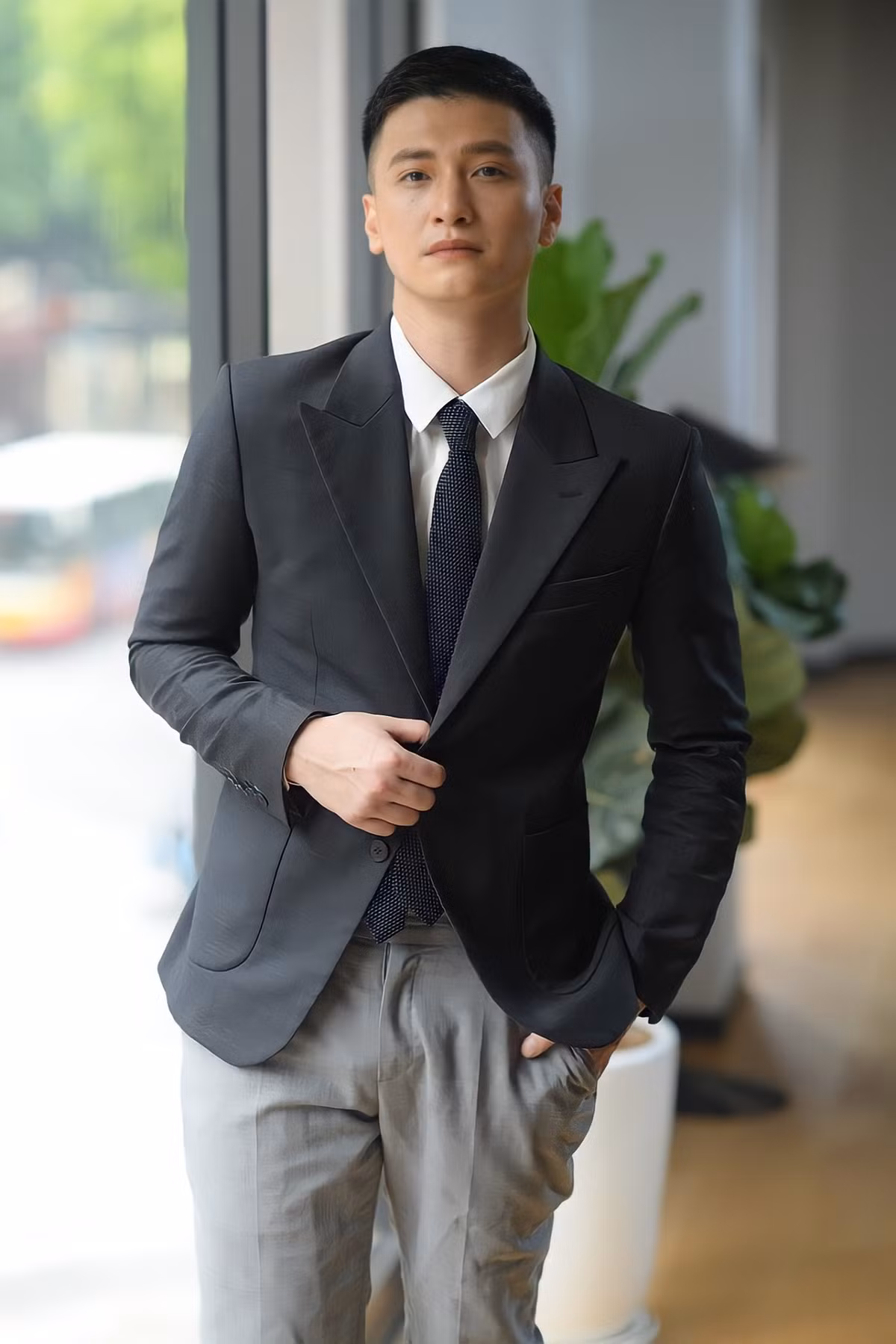 Hiện nay, chưa có quy định rõ ràng về việc gác chân lên ghế. Tuy nhiên, hành động này từng bị lên án nhiều lần trên mạng xã hội bởi nó làm ảnh hưởng đến những người xung quanh.