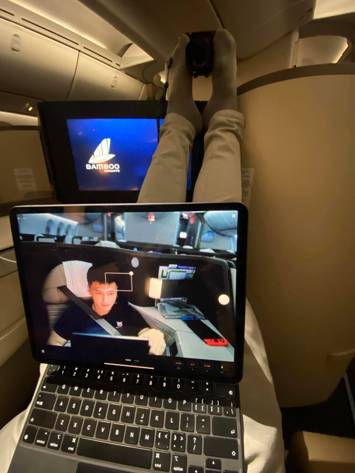 Trước Huỳnh Anh, có không ít sao - người nổi tiếng ngồi hạng ghế thương gia. Nhưng chẳng có mấy ai lại dám công khai đăng ảnh "gác chân lên tận trên đầu người ta" như nam diễn viên.