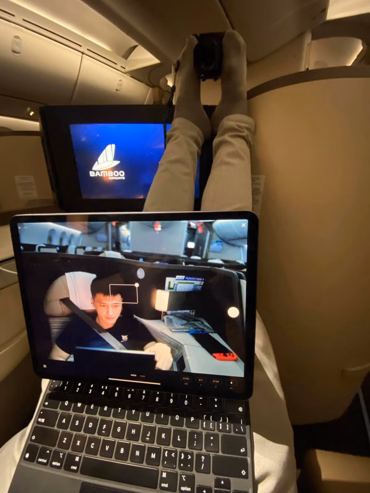 Trước Huỳnh Anh, có không ít sao - người nổi tiếng ngồi hạng ghế thương gia. Nhưng chẳng có mấy ai lại dám công khai đăng ảnh "gác chân lên tận trên đầu người ta" như nam diễn viên.