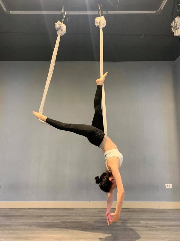 Trên trang cá nhân, Hồng Anh có chia sẻ nhiều hình ảnh tập yoga bay hay yoga dây, yoga không trọng lực.