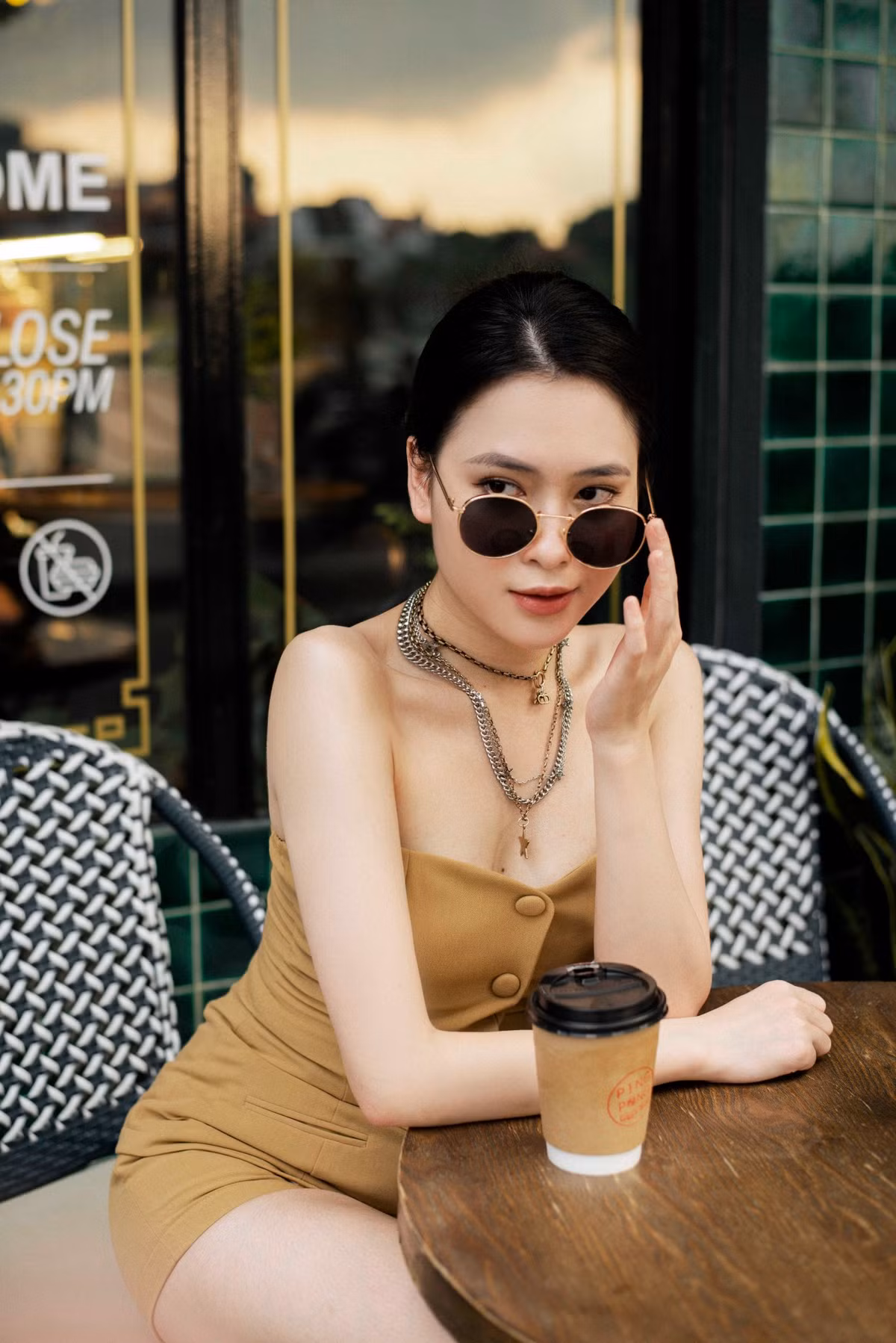 Đồng thời, nữ MC chú ý đến chế độ ăn uống. Cô cắt giảm tinh bột và đường chứ không bỏ hoàn toàn, thực đơn vẫn cần đầy đủ các nhóm chất. Cùng với đó, Hồng Anh bổ sung rau, hoa quả và uống đủ nước mỗi ngày. Việc trên giúp cô giữ dáng và tốt cho sức khỏe.