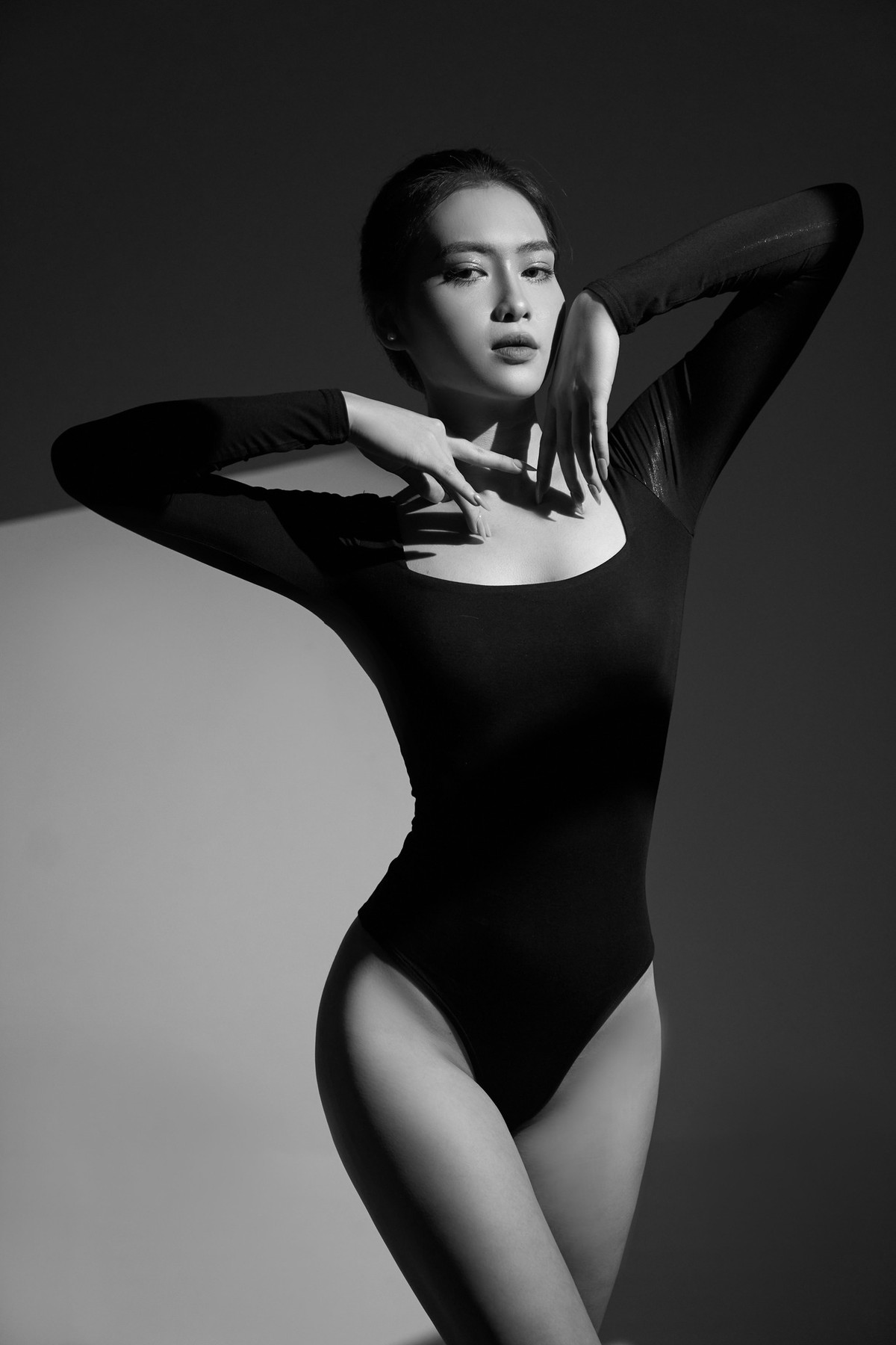 Hồng Anh có niềm đam mê đặc biệt với nghệ thuật. Cô từng theo học tại Học viên Âm nhạc Quốc gia Việt Nam và Đại học Sân khấu Điện ảnh Hà Nội.