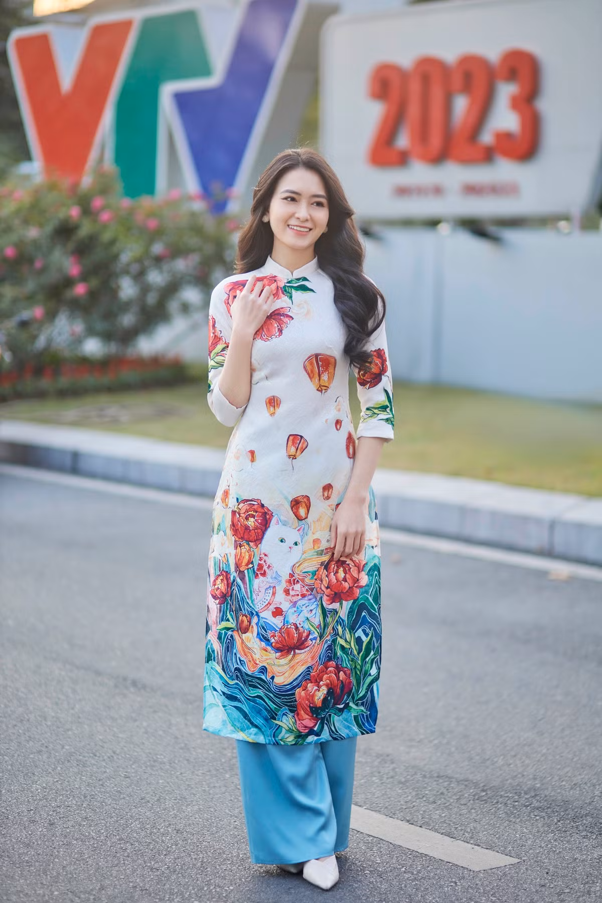 Cấn Hồng Anh là nữ MC VTVcab nổi tiếng với thân hình đẹp miễn chê. Cô nàng sinh năm 1996 này từng là á khôi 1 Miss Ha Noi 2022.