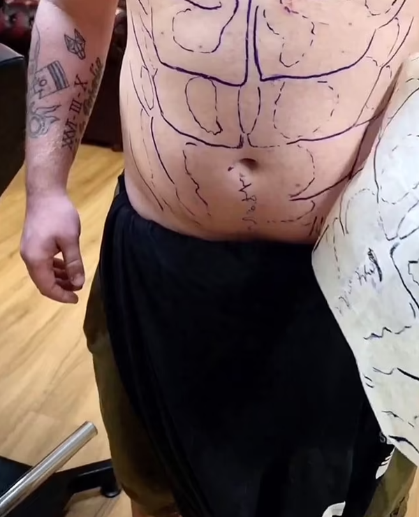 Yêu cầu này khá kỳ lạ, chủ tiệm xăm chưa từng gặp trước đó lần nào bởi vì anh luôn thấy việc xăm cơ bụng 6 múi lên không thật, tạo một đường viền tách biệt với màu da trông khá xấu.