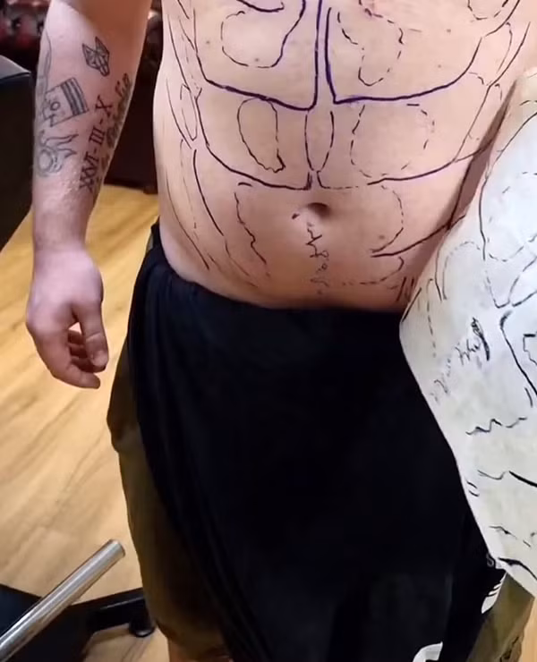 Yêu cầu này khá kỳ lạ, chủ tiệm xăm chưa từng gặp trước đó lần nào bởi vì anh luôn thấy việc xăm cơ bụng 6 múi lên không thật, tạo một đường viền tách biệt với màu da trông khá xấu.