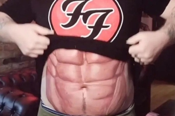 Để có thể tạo ra một cơ bụng đẹp nhất, không quá giả, chủ tiệm xăm đã phác họa kỹ lưỡng từng chi tiết bằng mực xanh. Sau đó, anh dùng kỹ thuật riêng để tô điểm từng cơ bụng rám nắng trông chẳng khác gì 6 múi thực thụ.