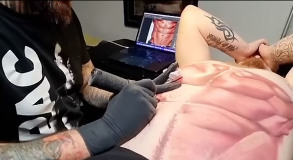 Chính vì vậy, anh đã quyết định đi xăm thân hình 6 múi để chuẩn bị đón một mùa hè sắp đến mà không phải tốn thêm bất kỳ ngày nào ở trong phòng gym.