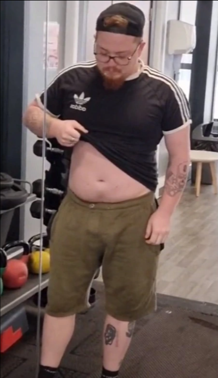 Chủ của cơ sở xăm chia sẻ: "Anh ấy luôn ước có một cơ bụng sáu múi nhưng lại không thích ăn kiêng hay tập gym. Vì vậy, anh ấy chọn xăm cơ bắp lên bụng để vừa thỏa mãn mong muốn đó, vừa có thể thoải mái uống bia và thưởng thức đồ ăn ngon".