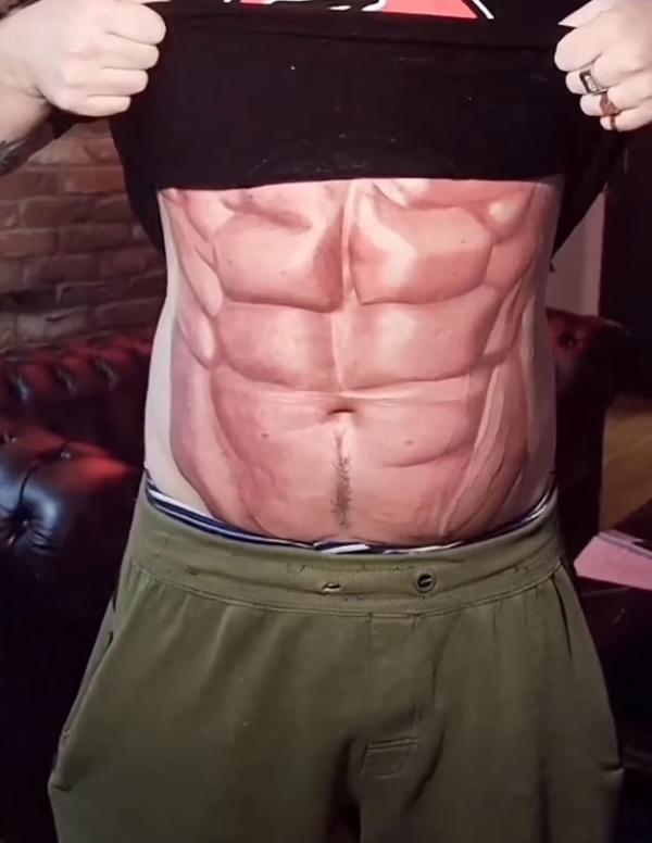 Ngay khi vị khách kéo áo lên, ai cũng bất ngờ khi từ chiếc bụng to, nhiều mỡ, khá nhão, vị khách đã có ngay cơ bụng săn chắc, chẳng kém gì “hàng thật”.