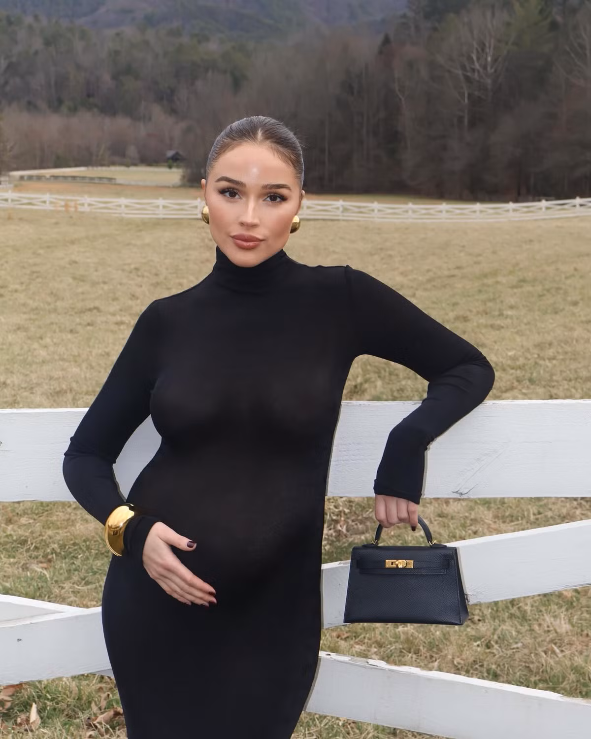 Nàng cựu Hoa hậu Hoàn vũ nhận được cơn mưa lời khen trên mạng xã hội, từ “mẹ bầu quyến rũ nhất” đến “nguồn cảm hứng tuyệt vời”.