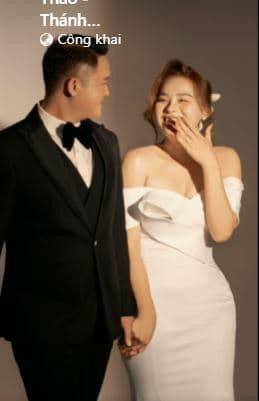 Thế nhưng, trên trang cá nhân chồng của Ngân Thảo không đăng ảnh cưới. Trái lại anh lại chia sẻ ảnh đời thường và còn phần "dìm hàng" vợ.