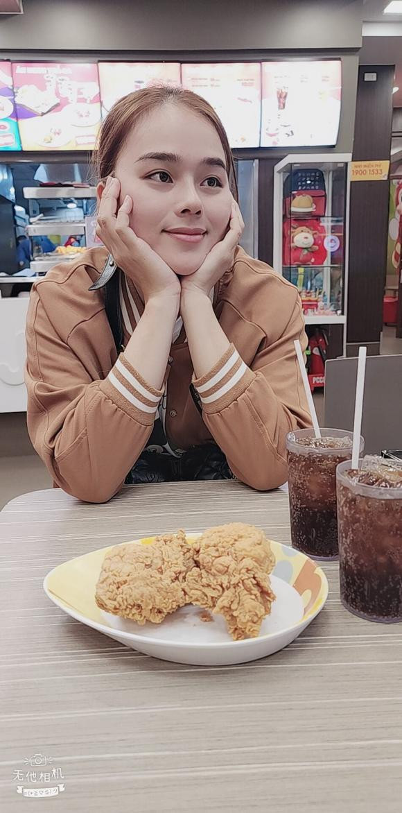 Trong ảnh chồng chụp, "thánh sún" trông kém sắc hơn so với bộ ảnh cưới rất nhiều.