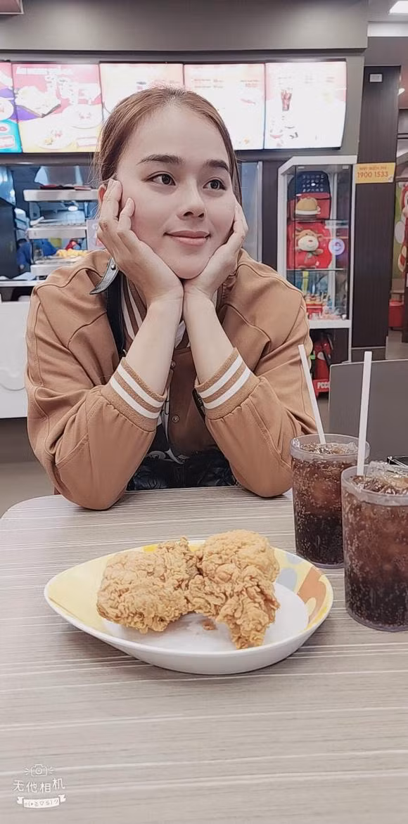 Trong ảnh chồng chụp, "thánh sún" trông kém sắc hơn so với bộ ảnh cưới rất nhiều.