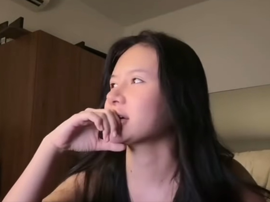 Trong những bức ảnh đăng tải lên trang cá nhân, Xuân Ca khoe khéo vòng eo con kiến cùng những bộ đồ cực cá tính.