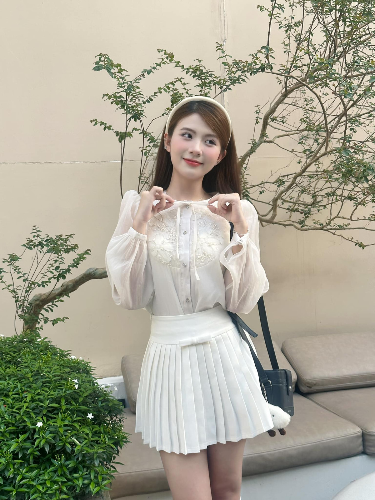 Sau khi công khai quan hệ tình cảm với chàng bác sĩ điển trai Trần Quang Lâm (SN 1995, Tuyên Quang), Quỳnh Trang thoải mái chia sẻ những khoảnh khắc ngọt ngào, lãng mạn bên bạn trai.