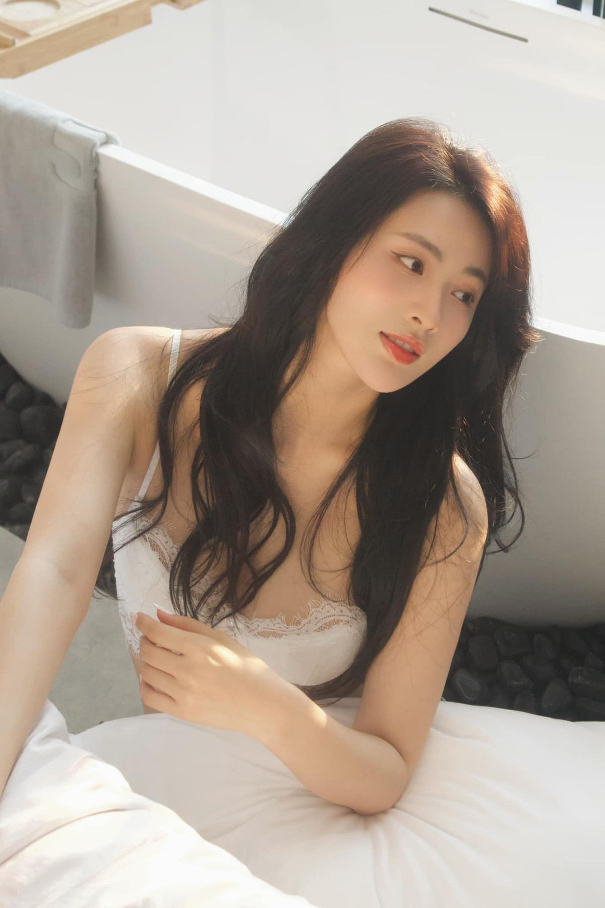 Nữ diễn viên gốc Hải Phòng được đánh giá cao về gu thời trang hiện đại, bắt kịp xu hướng giới trẻ.