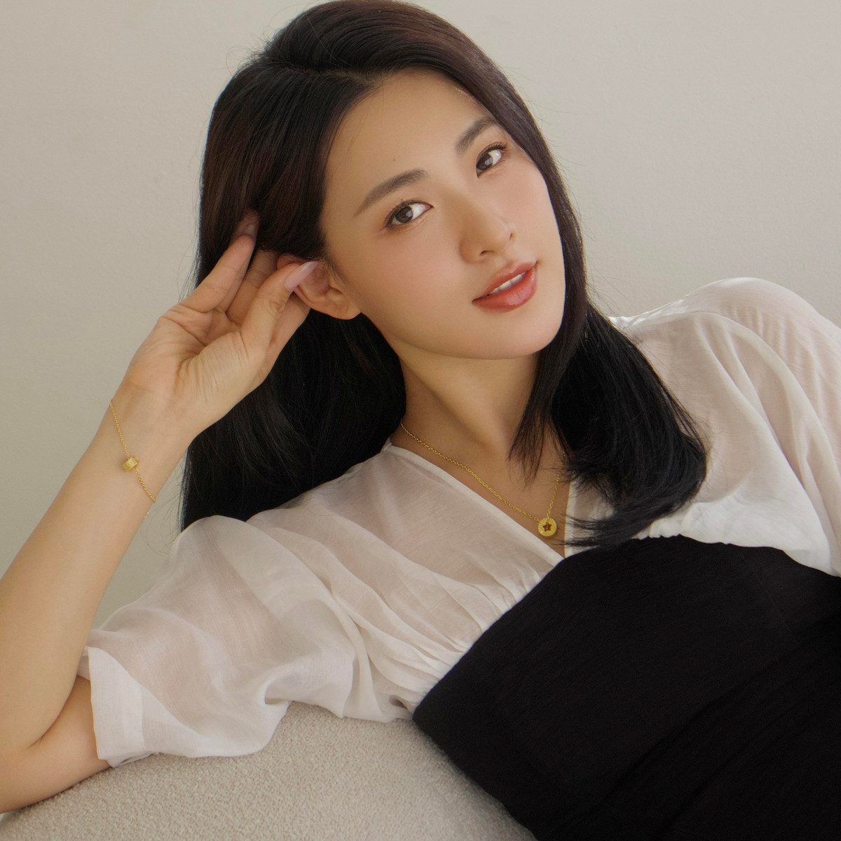 Nguyễn Minh Trang (SN 1995, Hải Phòng) từng được khán giả ưu ái gọi bằng danh xưng hot girl Đại học Sân khấu Điện ảnh Hà Nội. Cô gây ấn tượng với vẻ ngoài trong trẻo khi tham gia các tác phẩm truyền hình nổi tiếng như "Chọc tức vợ yêu", "Cây táo nở hoa"…