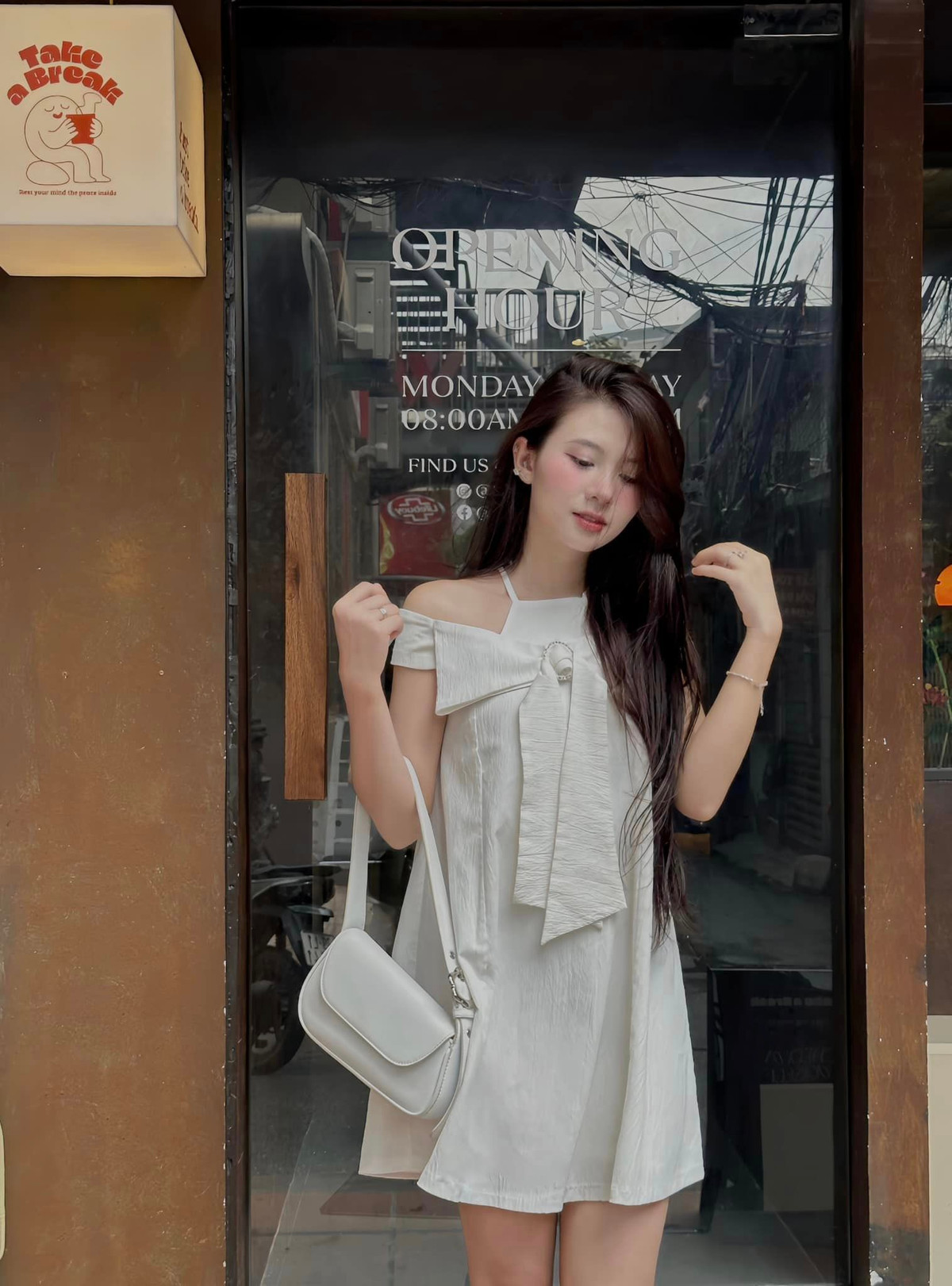 Nguyễn Quỳnh Trang (nghệ danh Chang Mây, SN 2001, Hà Nội) nổi tiếng với danh xưng "hot girl mùa thi" tại kỳ thi THPT năm 2019. Cô từng xuất hiện trong nhiều tác phẩm truyền hình như "Hương vị tình thân", "Mặt nạ gương", "Chồng cũ, vợ cũ, người yêu cũ", "Món quà của cha"...