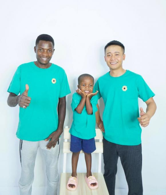 Ngoài ra, Lindo cũng có kênh riêng quay cùng vợ và con giới thiệu các món ăn Việt Nam cùng trải nghiệm cuộc sống Angola thu hút hàng trăm nghìn lượt theo dõi.