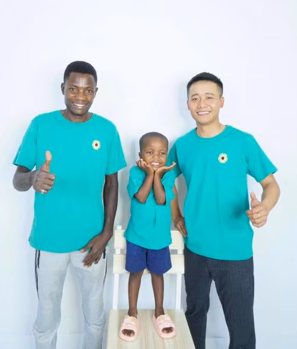 Ngoài ra, Lindo cũng có kênh riêng quay cùng vợ và con giới thiệu các món ăn Việt Nam cùng trải nghiệm cuộc sống Angola thu hút hàng trăm nghìn lượt theo dõi.