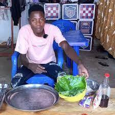 Lindo thường xuyên thử sức với những món ăn Việt và mang ra chợ tại châu Phi để bán.