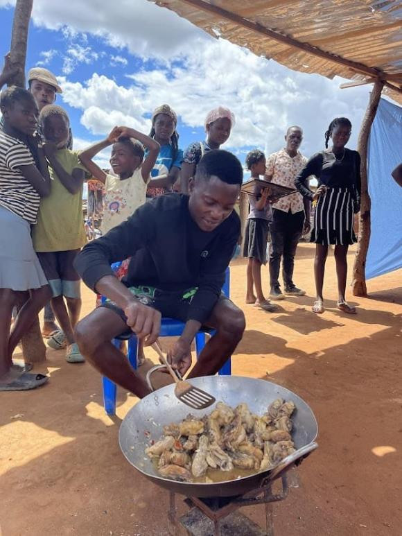 Lindo còn được Quang Linh và team châu Phi giúp đỡ mua đất, xây nhà. Là người đầu tiên trong nhóm được cho tiền xây căn nhà bề thế, khang trang trong vùng, gia đình của anh chàng này không khỏi vui mừng.