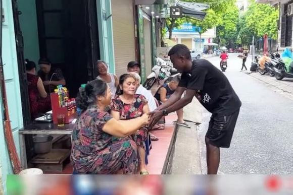 Lindo rất thân thiện và hay giao tiếp với những người dân khi tới Việt Nam cùng team Quang Linh Vlogs.